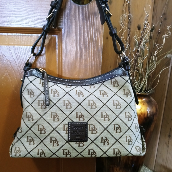 Dooney & Bourke Handbags - Beautiful Dooney & Bourke Bag